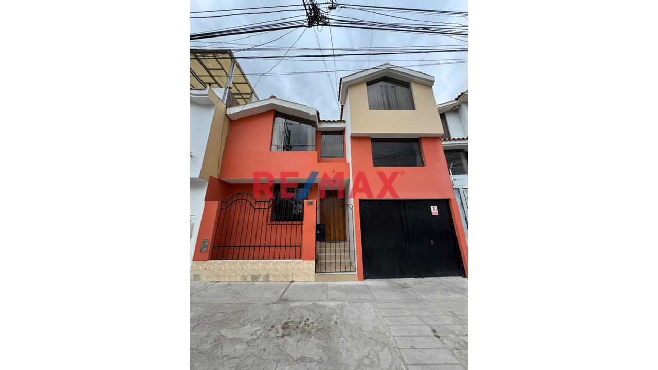 Casa De 3 Pisos En Yanahuara – Urb. Buena Vista - 1