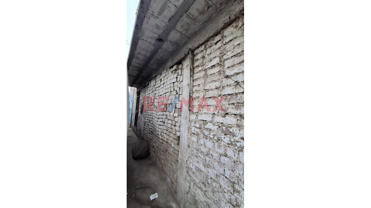 Se Vende Casa Como Terreno  A.T. 120 M2 En Los Olivos De Pro San Martin De Porres — foto 2