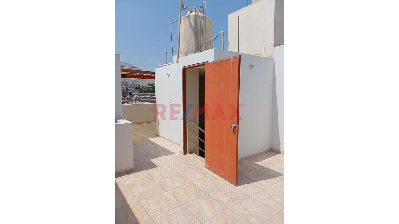 Vendo Exclusiva Casa De 3 Pisos En El Balneario De Santa Rosa: Urb Country Club - 17