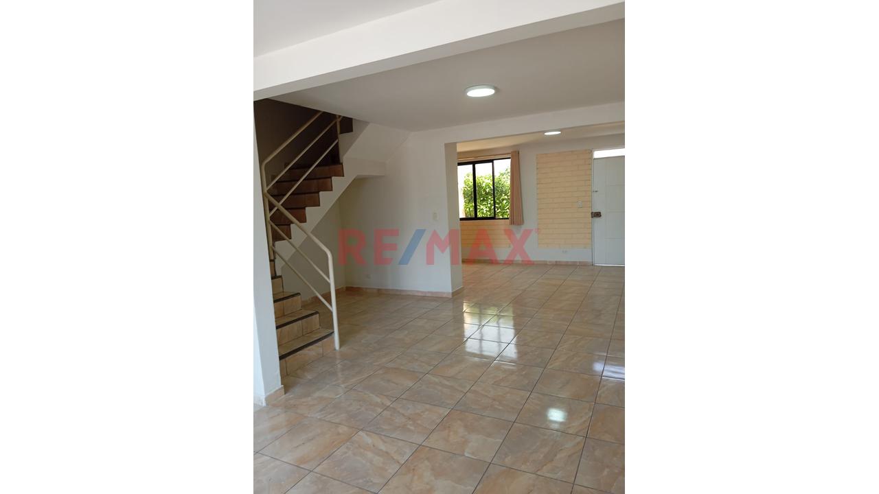 Vendo Exclusiva Casa De 3 Pisos En El Balneario De Santa Rosa: Urb Country Club - 2