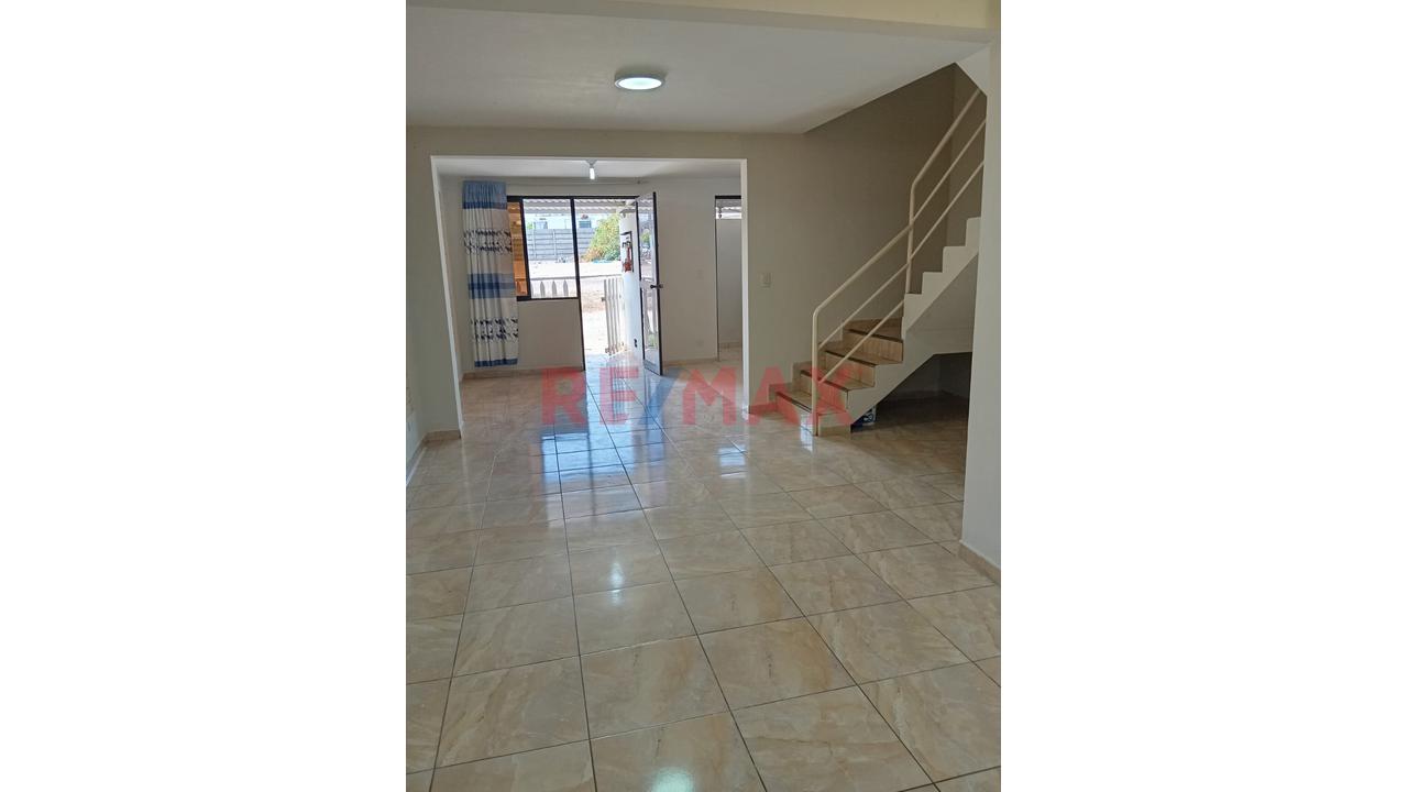 Vendo Exclusiva Casa De 3 Pisos En El Balneario De Santa Rosa: Urb Country Club - 1