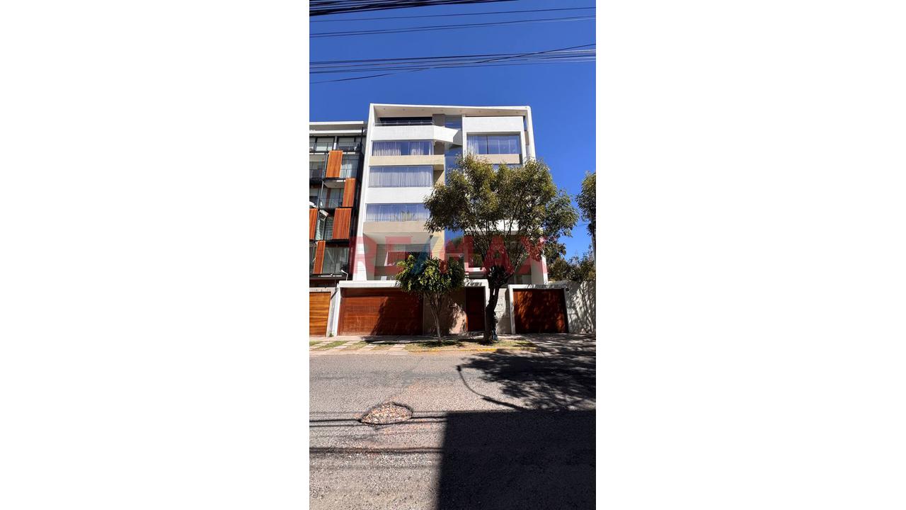 Exclusivo Departamento Semi Amoblado En Calle Los Guindos - Cayma Baja