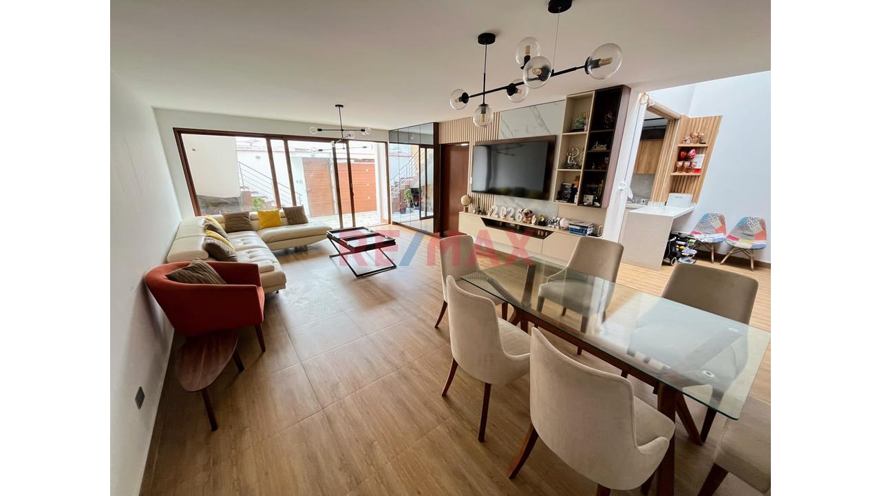 Vive A Un Paso De Todo, En Urb. Cedros De Villa - Chorrillos!!… En Moderna Y Acogedora Casa De 3 Pisos - 4