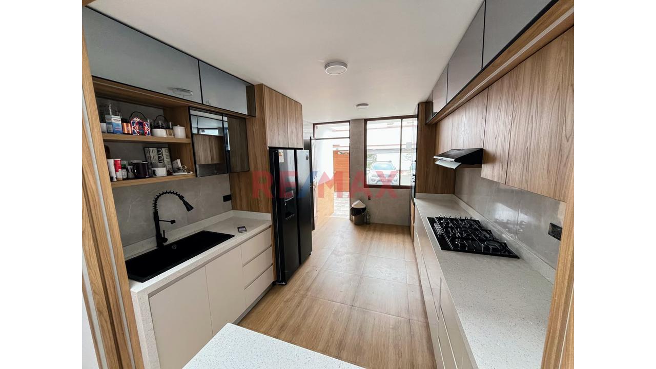 Vive A Un Paso De Todo, En Urb. Cedros De Villa - Chorrillos!!… En Moderna Y Acogedora Casa De 3 Pisos - 7