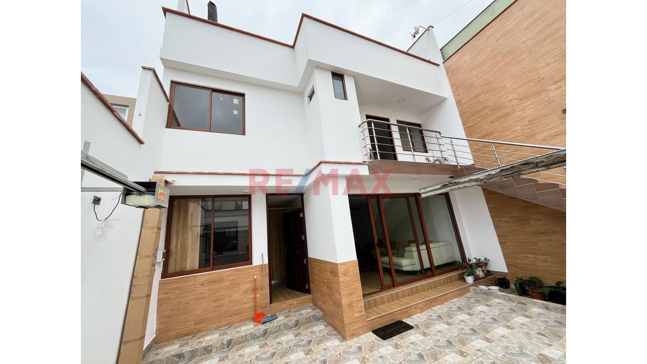 Vive A Un Paso De Todo, En Urb. Cedros De Villa - Chorrillos!!… En Moderna Y Acogedora Casa De 3 Pisos - 18