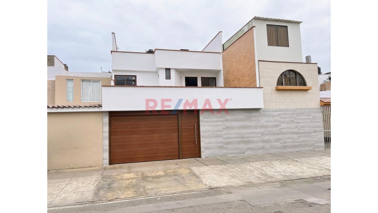 Vive A Un Paso De Todo, En Urb. Cedros De Villa - Chorrillos!!… En Moderna Y Acogedora Casa De 3 Pisos - 1