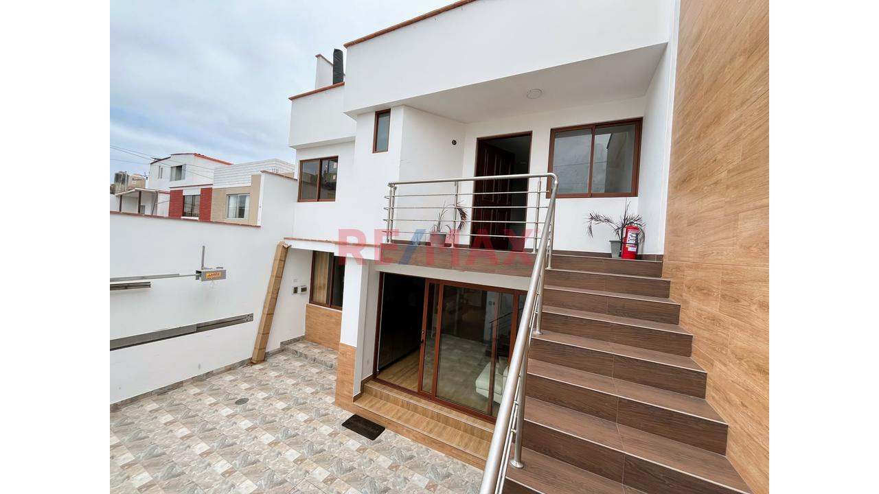 Vive A Un Paso De Todo, En Urb. Cedros De Villa - Chorrillos!!… En Moderna Y Acogedora Casa De 3 Pisos - 2