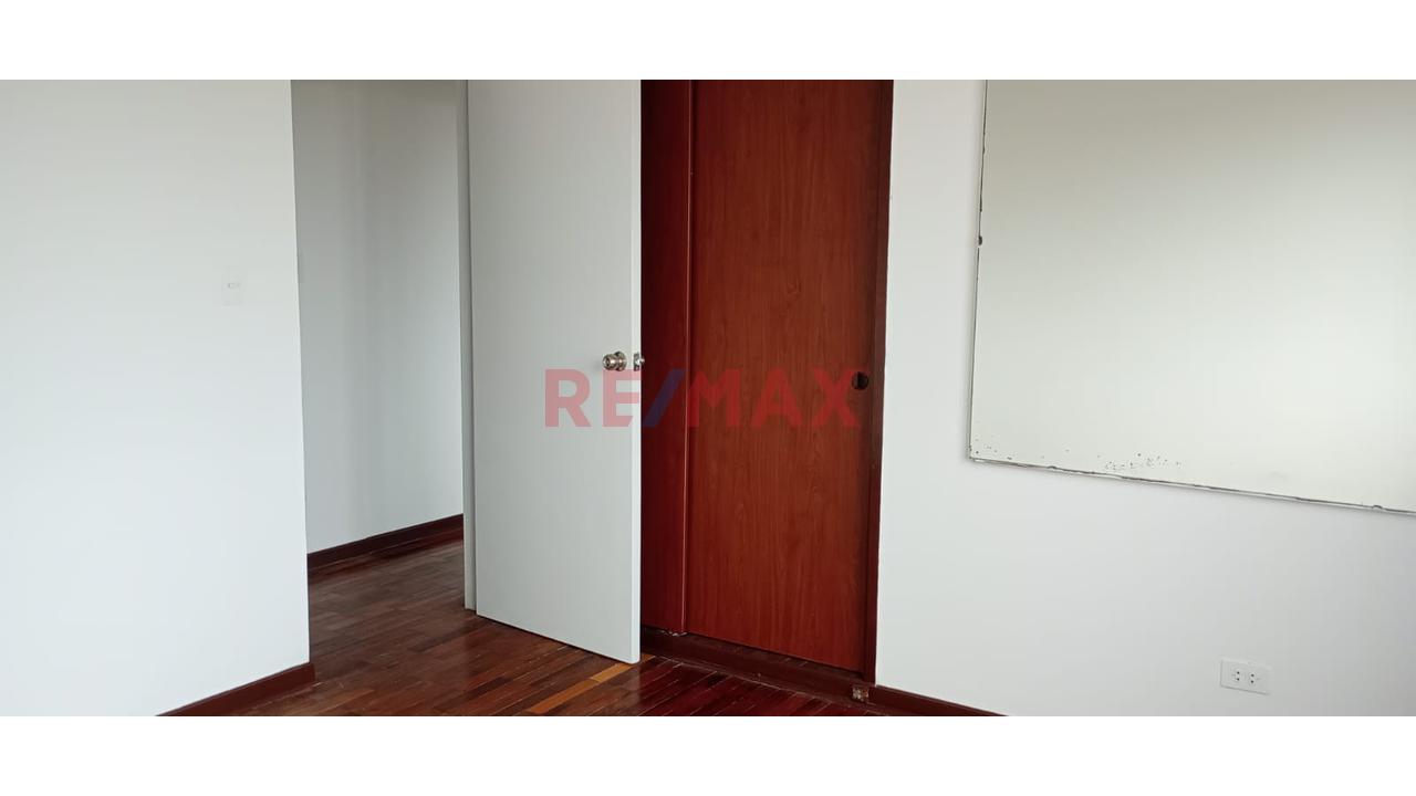 Venta Lindo Departamento En 3 Piso En Surco — foto 3