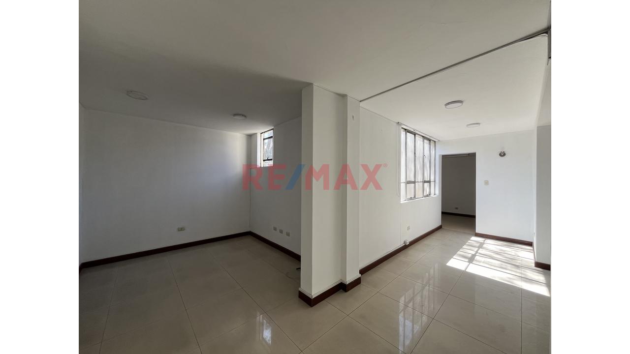 Local Comercial En Avenida Principal - 3Er Piso - 2