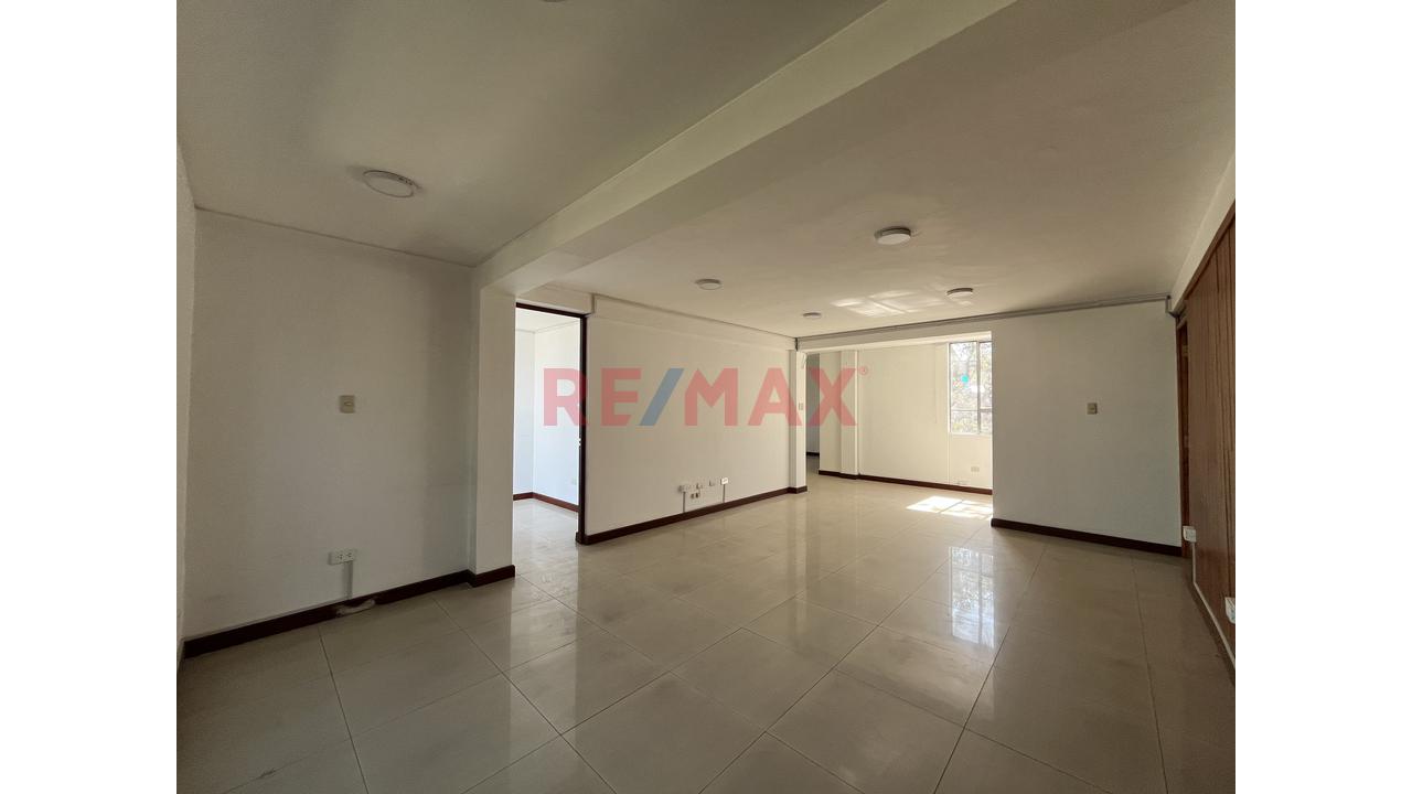 Local Comercial En Avenida Principal - 3Er Piso - 6