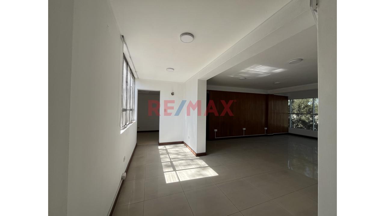 Local Comercial En Avenida Principal - 3Er Piso - 4