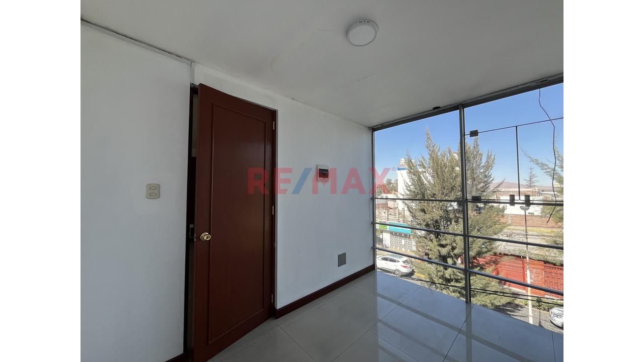 Local Comercial En Avenida Principal - 3Er Piso - 8