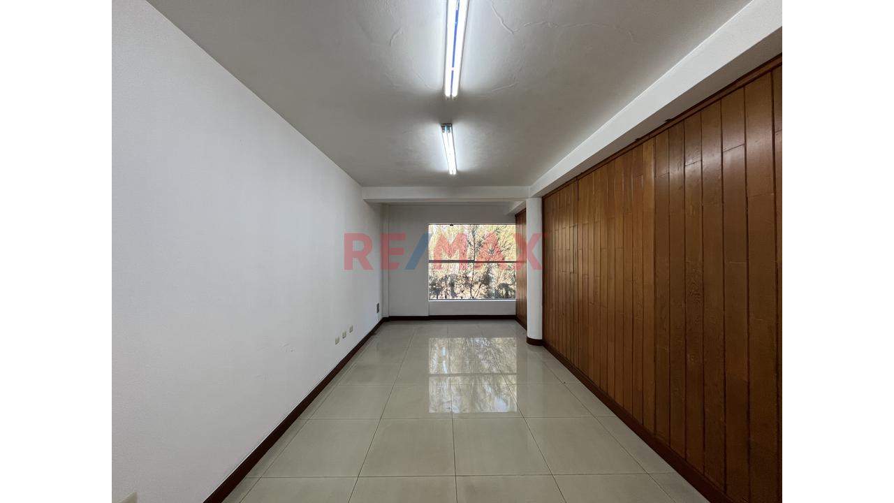 Local Comercial En Avenida Principal - 3Er Piso - 12