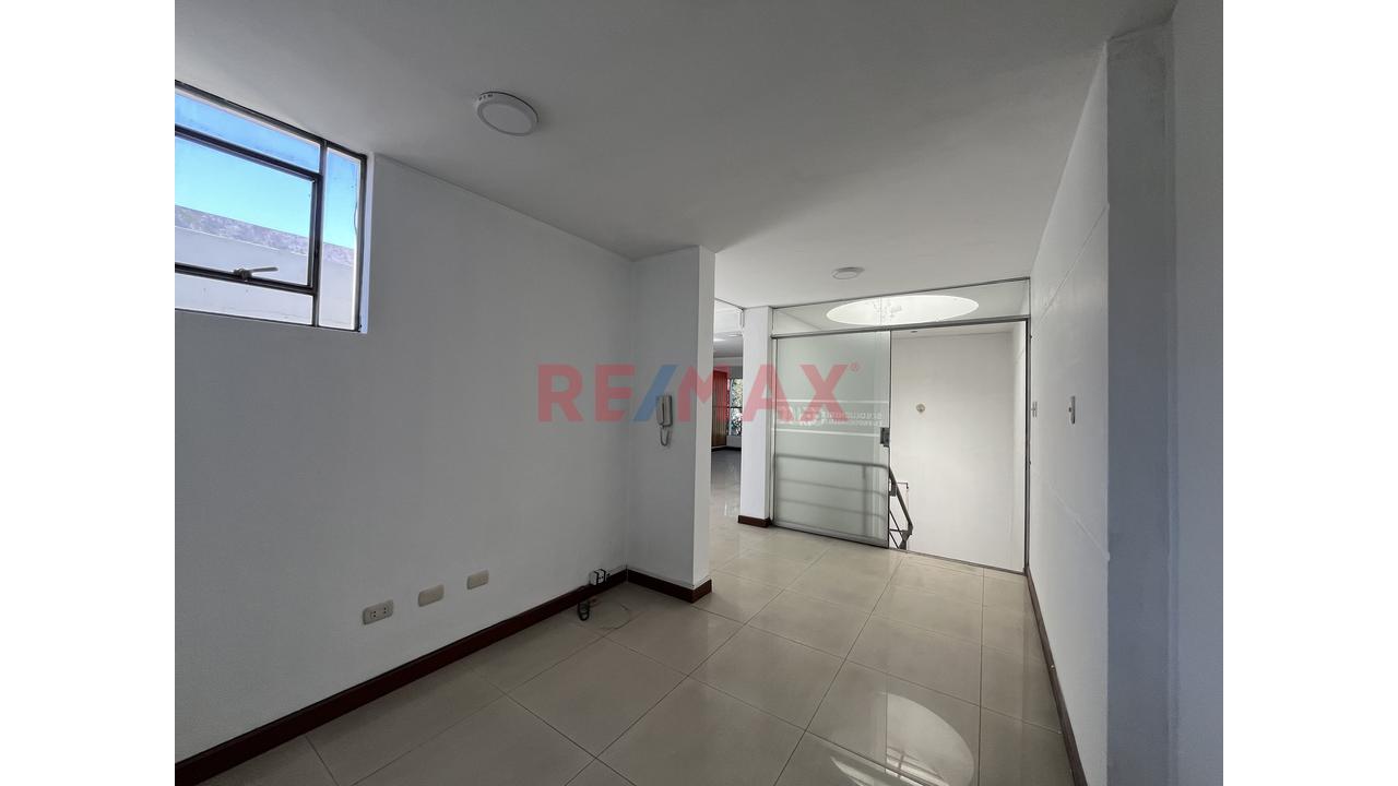 Local Comercial En Avenida Principal - 3Er Piso - 3