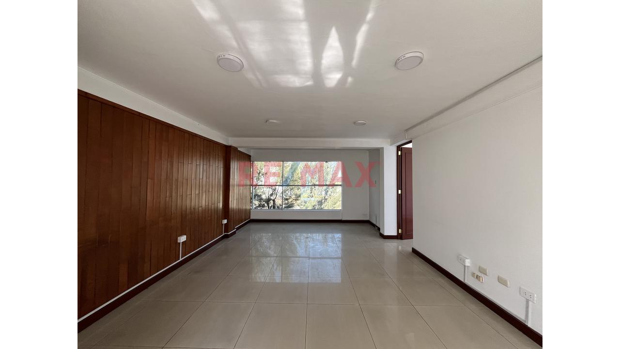 Local Comercial En Avenida Principal - 3Er Piso - 5