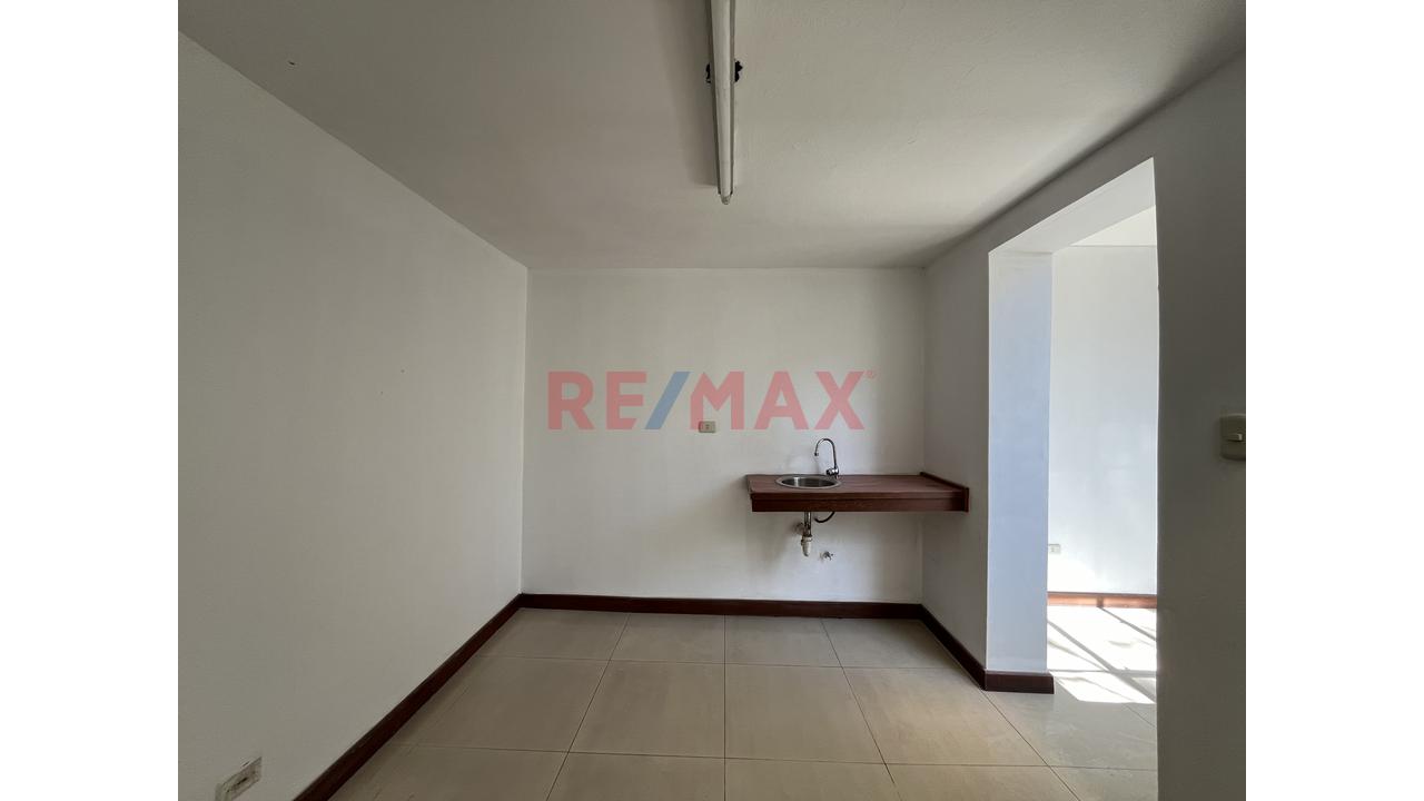 Local Comercial En Avenida Principal - 3Er Piso - 10