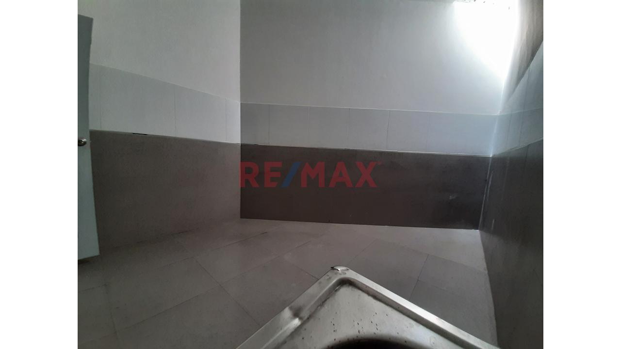 Local Comercial En Alquiler En Urb La Negrita - Puerta A La Calle — foto 2