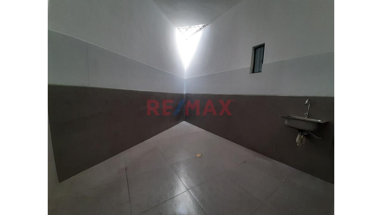 Local Comercial En Alquiler En Urb La Negrita - Puerta A La Calle — foto 3