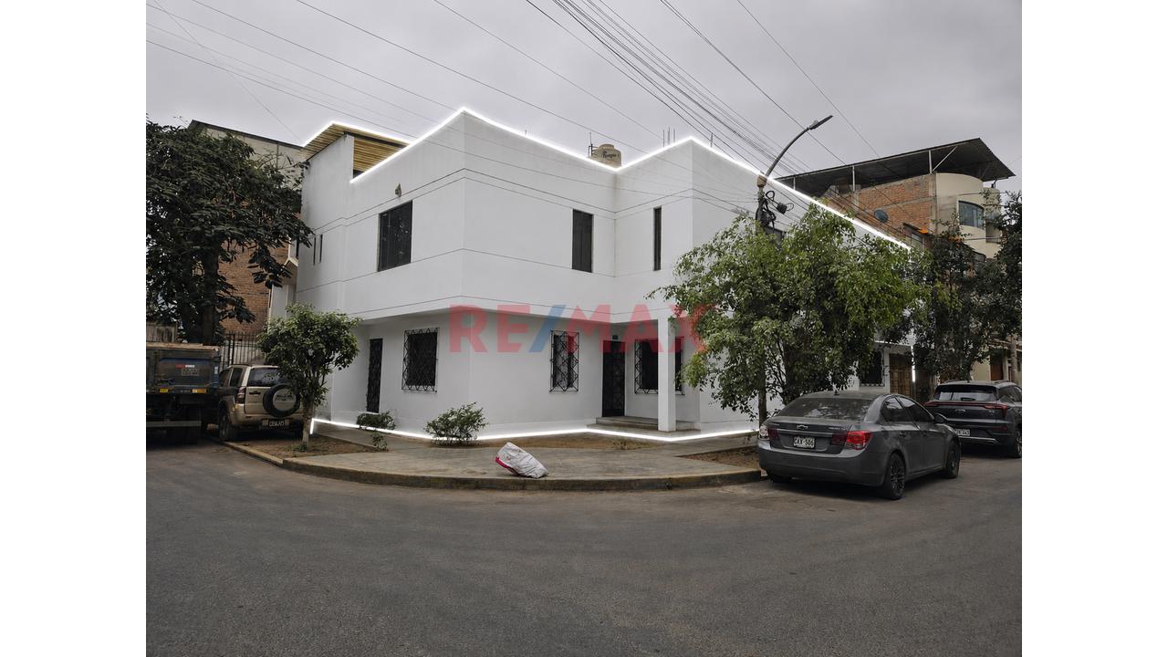 Casa En Esquina De 254 M² Con Piscina – A 1 Cuadra De Av. César Vallejo - 1