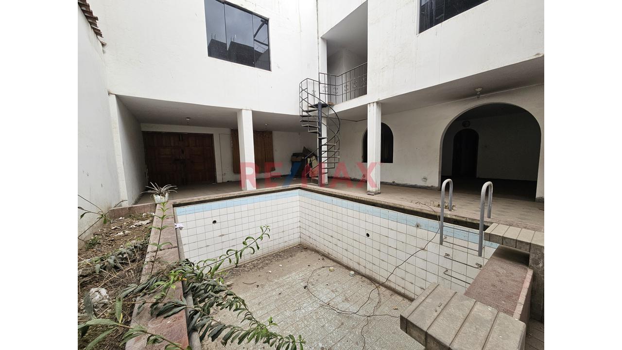 Casa En Esquina De 254 M² Con Piscina – A 1 Cuadra De Av. César Vallejo - 2