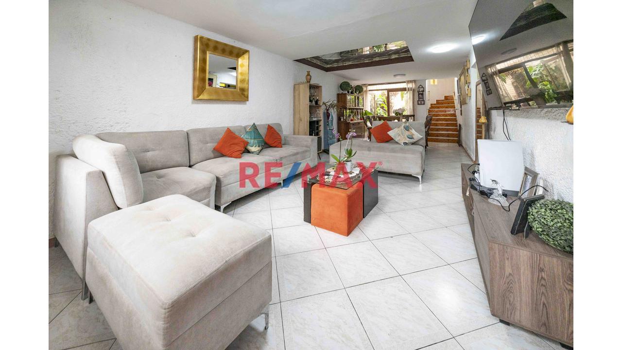 🏡✨ ¡Ocasión! Hermosa Casa En Venta A ½ Cdra De Parque En La Molina🌳