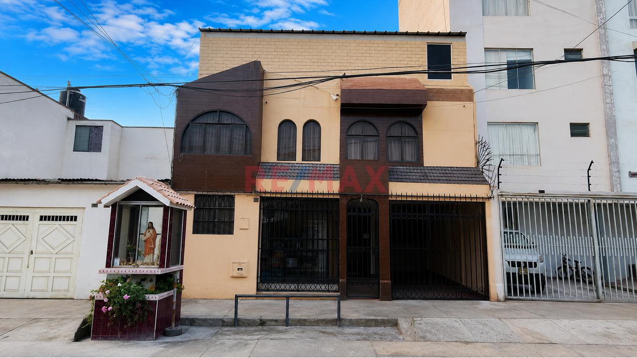 🏡 ¡Vendo Casa De 3 Pisos En Cercado De Lima – Ideal Para Vivir Y Generar Renta! 💰 - 1