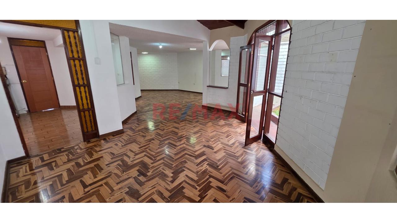 🏡 ¡Vendo Casa De 3 Pisos En Cercado De Lima – Ideal Para Vivir Y Generar Renta! 💰 - 2