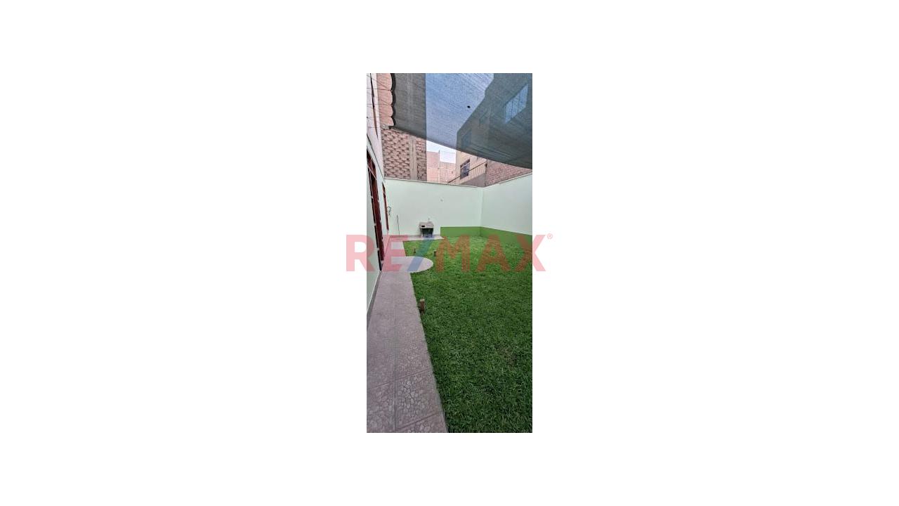Se Vende Amplia Casa De 3 Pisos Frente A Parque - Ate - 9