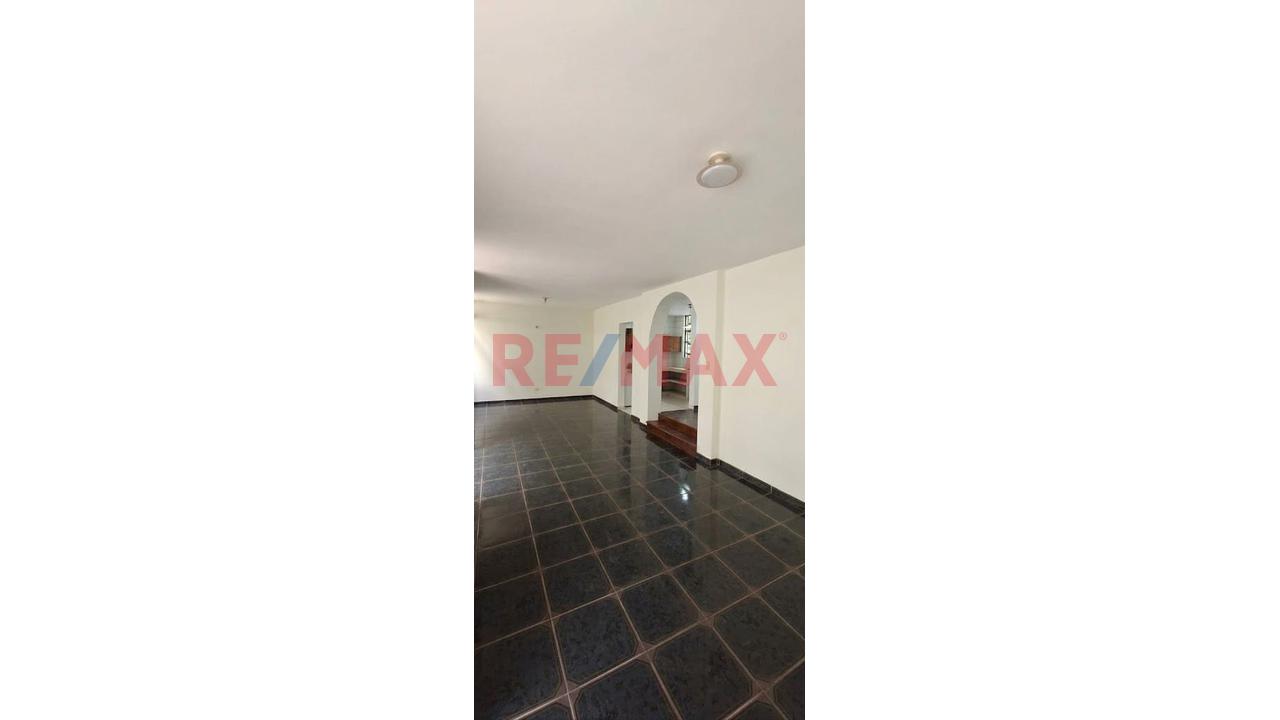 Se Vende Amplia Casa De 3 Pisos Frente A Parque - Ate - 5