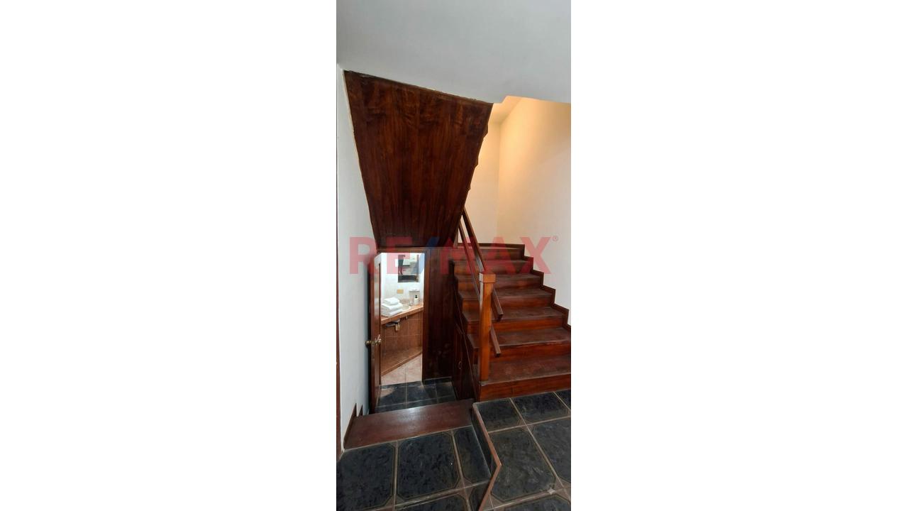 Se Vende Amplia Casa De 3 Pisos Frente A Parque - Ate - 10