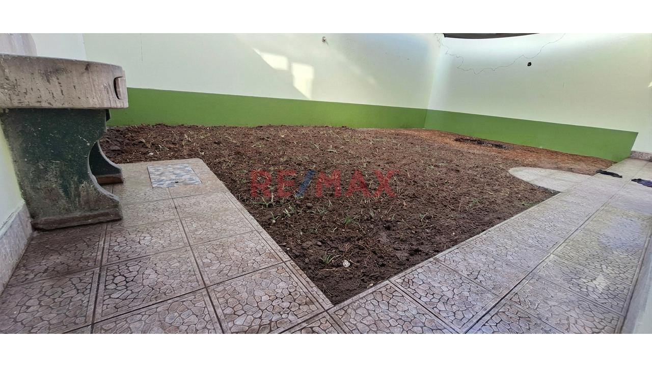 Se Vende Amplia Casa De 3 Pisos Frente A Parque - Ate — foto 8