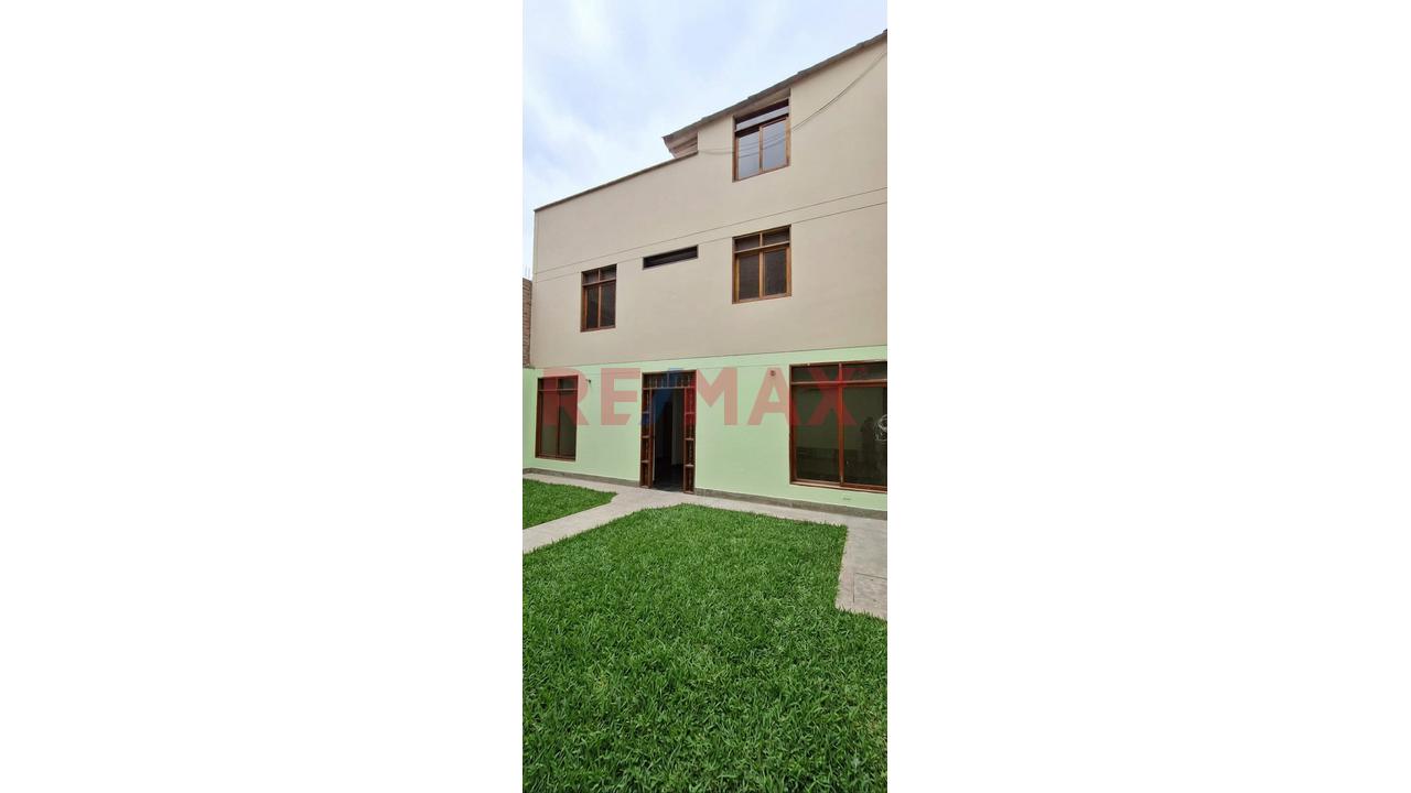 Se Vende Amplia Casa De 3 Pisos Frente A Parque - Ate - 8