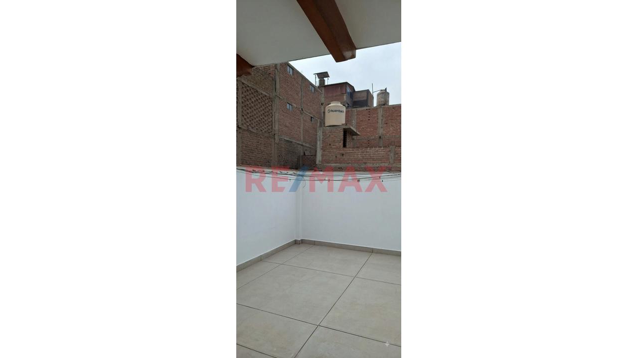 Se Vende Amplia Casa De 3 Pisos Frente A Parque - Ate - 15