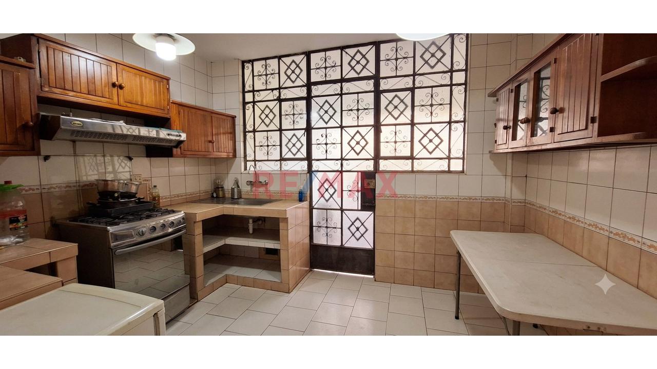 Se Vende Amplia Casa De 3 Pisos Frente A Parque - Ate — foto 7