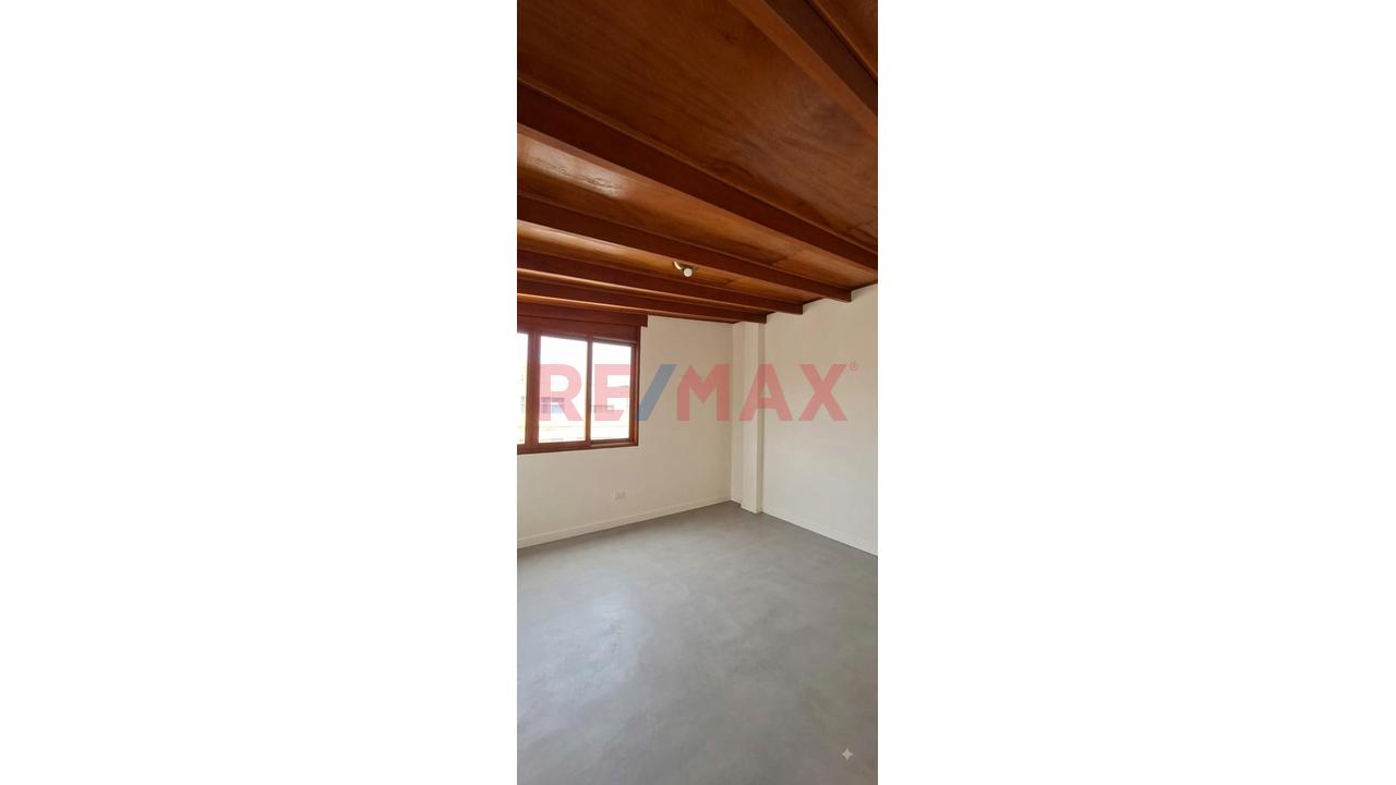 Se Vende Amplia Casa De 3 Pisos Frente A Parque - Ate - 11