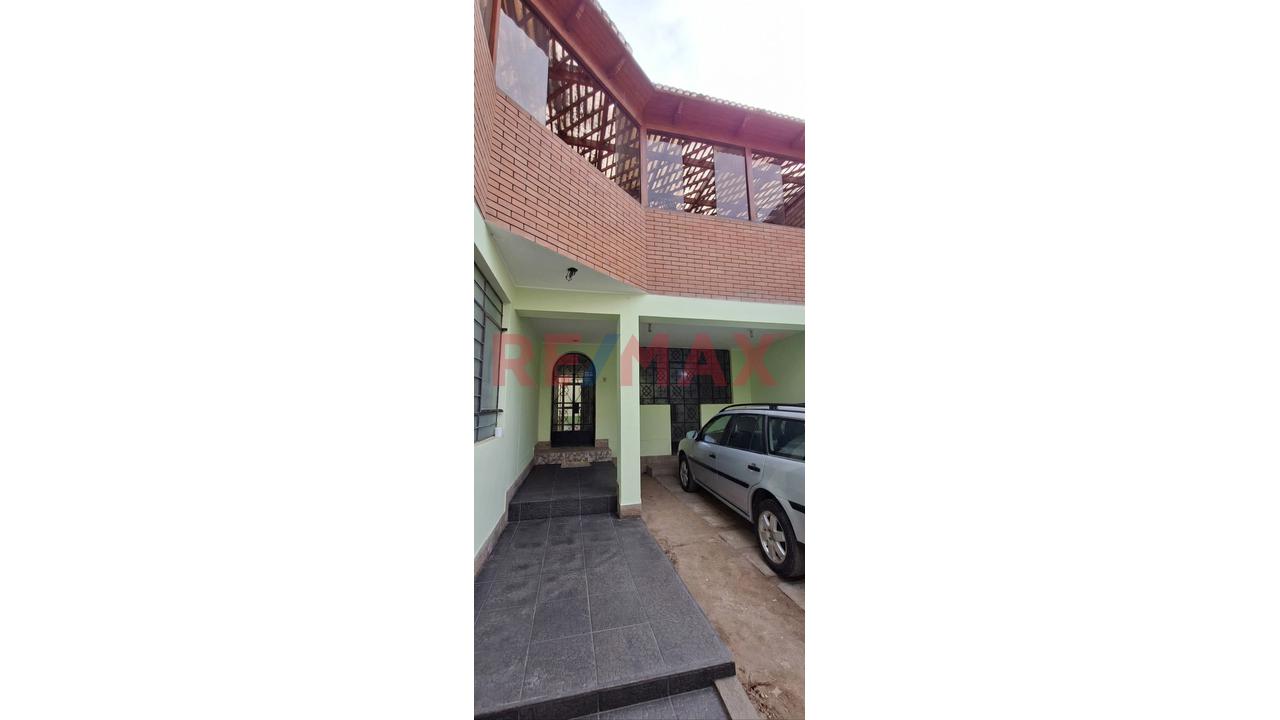 Se Vende Amplia Casa De 3 Pisos Frente A Parque - Ate - 2