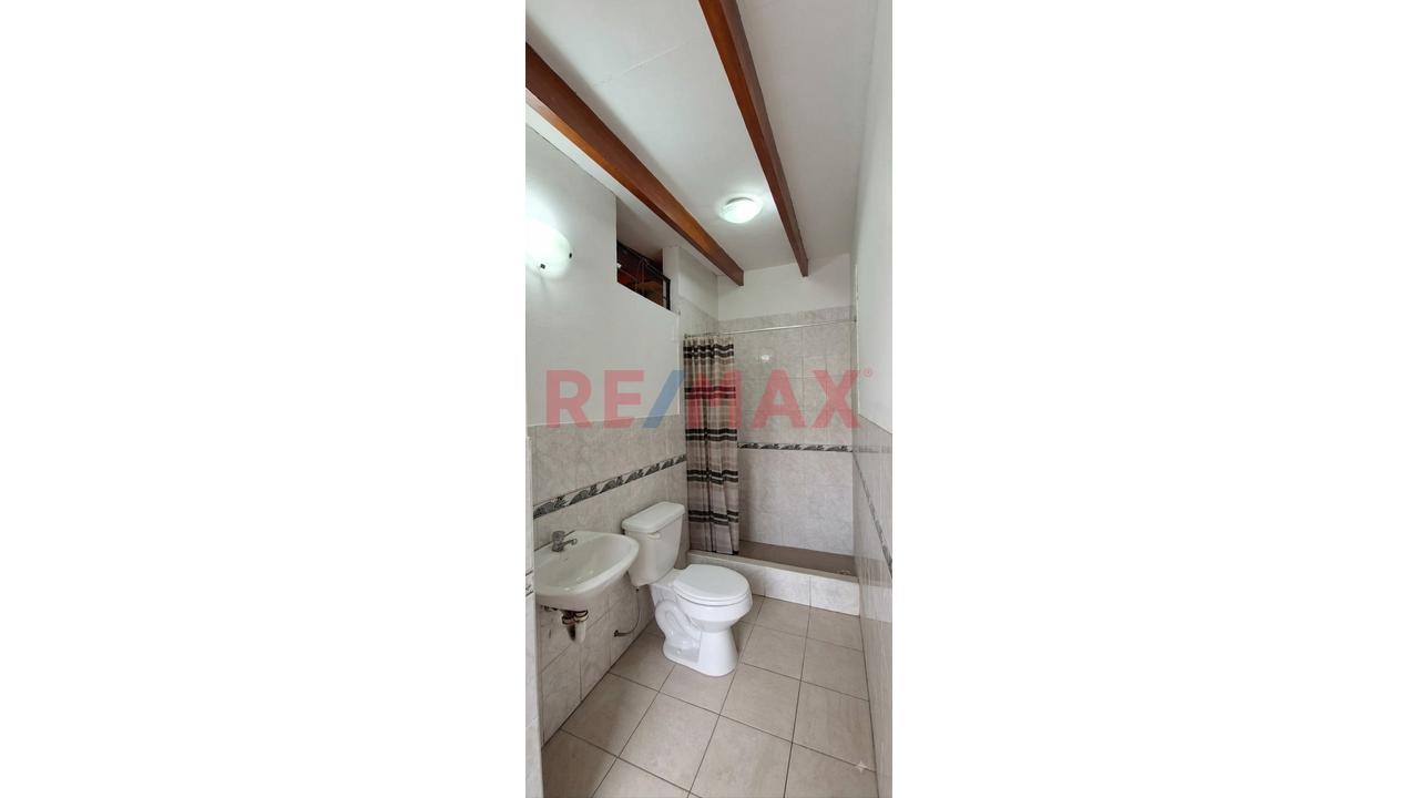Se Vende Amplia Casa De 3 Pisos Frente A Parque - Ate - 12