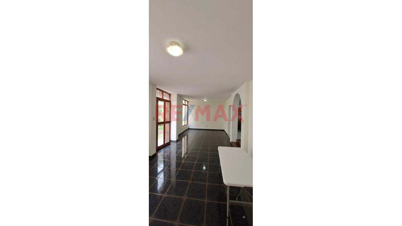 Se Vende Amplia Casa De 3 Pisos Frente A Parque - Ate - 6
