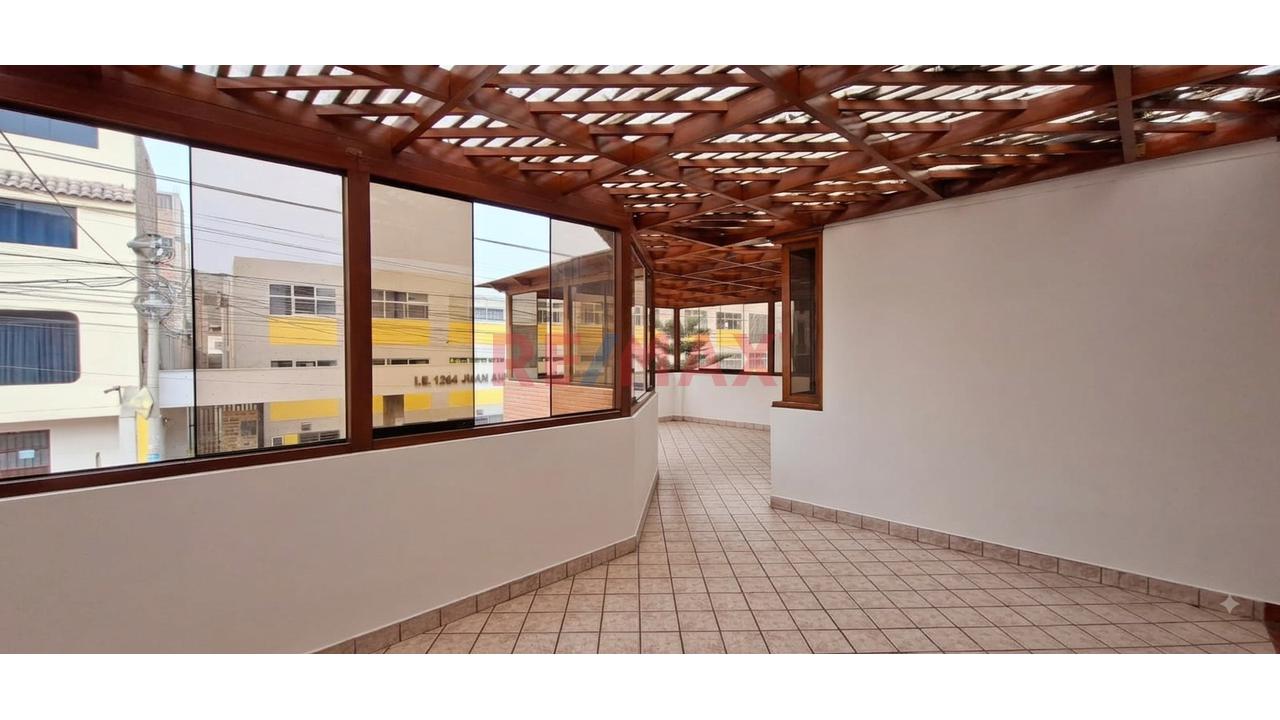 Se Vende Amplia Casa De 3 Pisos Frente A Parque - Ate - 16