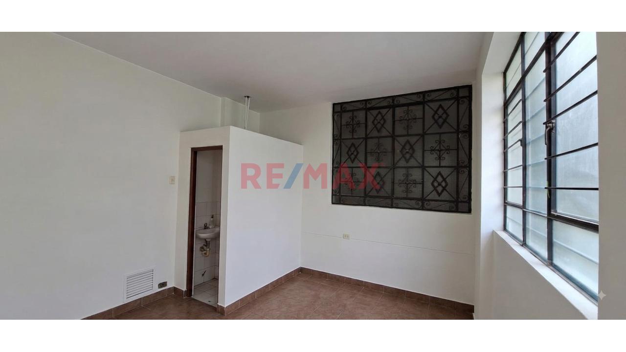 Se Vende Amplia Casa De 3 Pisos Frente A Parque - Ate - 3
