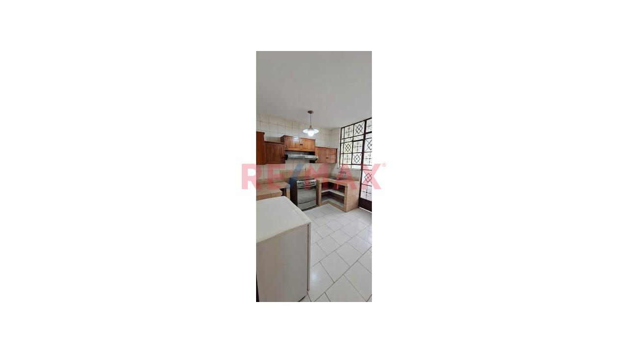 Se Vende Amplia Casa De 3 Pisos Frente A Parque - Ate - 7