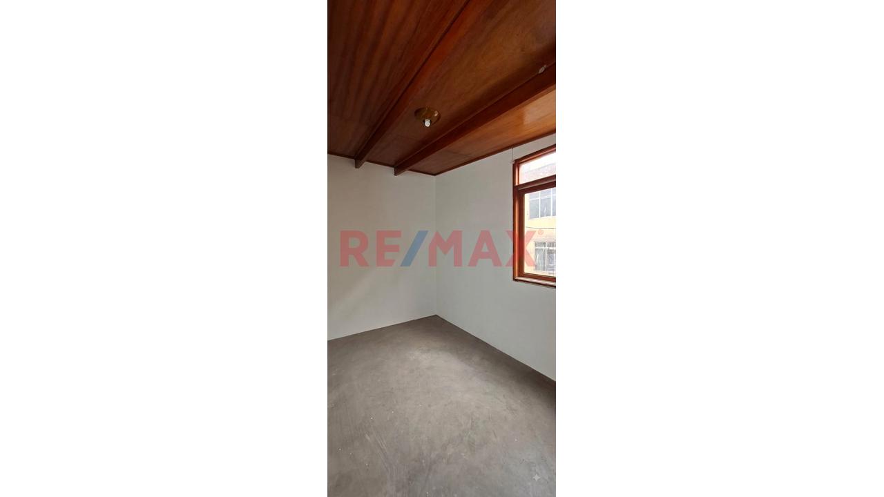 Se Vende Amplia Casa De 3 Pisos Frente A Parque - Ate - 13