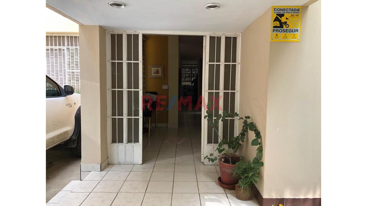 Casa En Venta Miraflores At 301.08 Ac 296 A Una Cuadra Del Parque Quiñones - 8