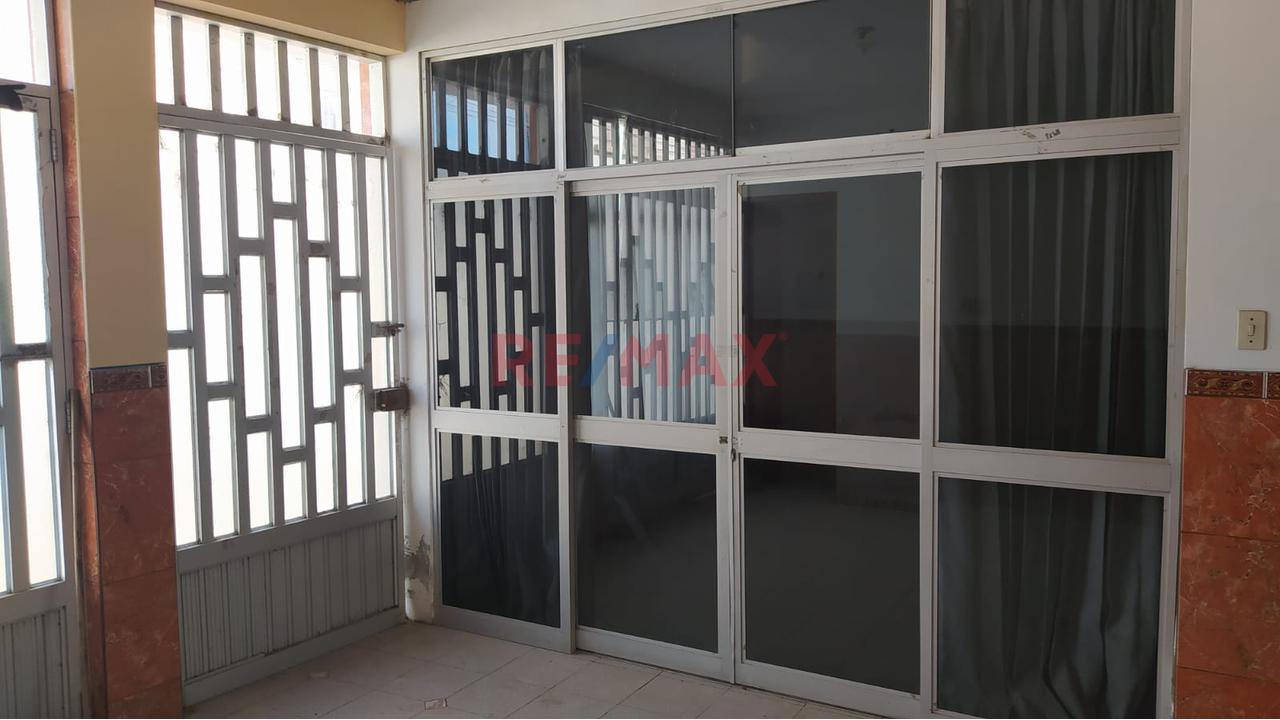 Venta De Amplio Local Comercial (1,267 M2) En El Centro De Camana - 2