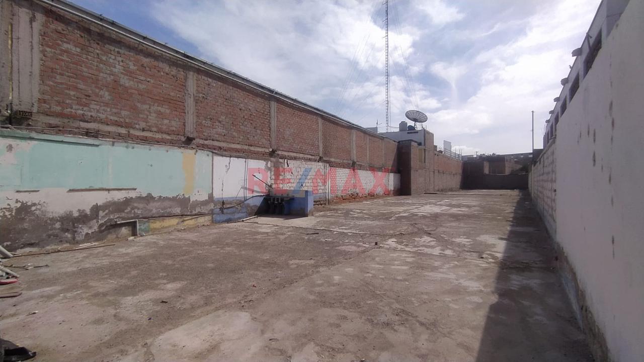 Venta De Amplio Local Comercial (1,267 M2) En El Centro De Camana - 6