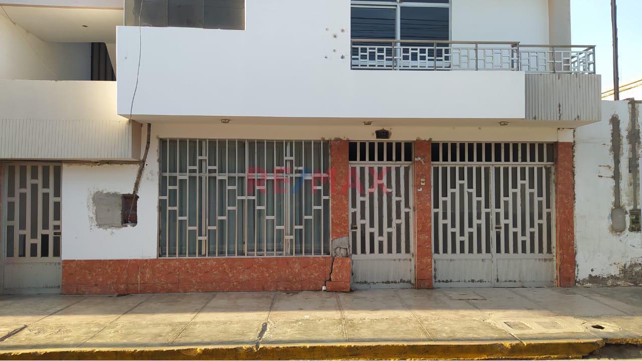 Alquilo Local Comercial Amplio (1,267 M2) En El Centro De Camana - 1