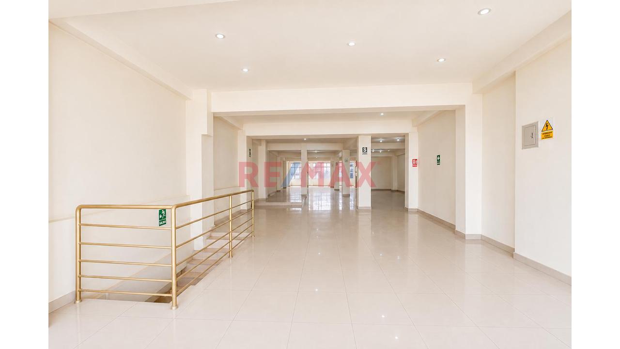 Alquilo Amplio Local Comercial - 4