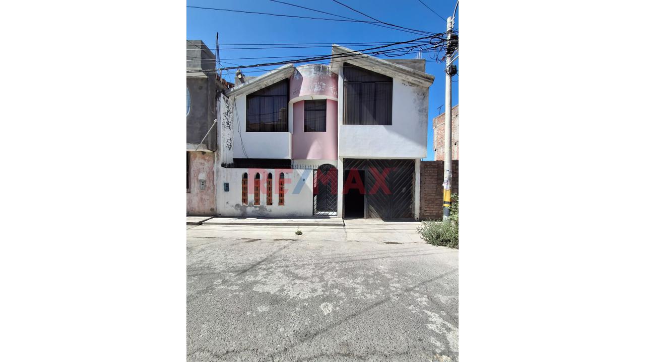 ¡Amplia Casa De 2 Niveles En Venta! - 2