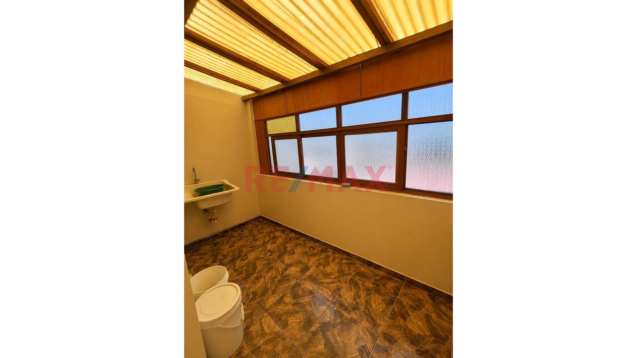 ¡Amplia Casa De 2 Niveles En Venta! - 11