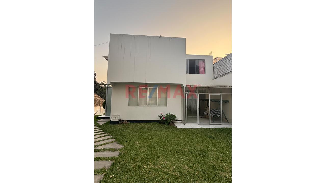 Casa Con Estacionamiento En Santa María – Chosica